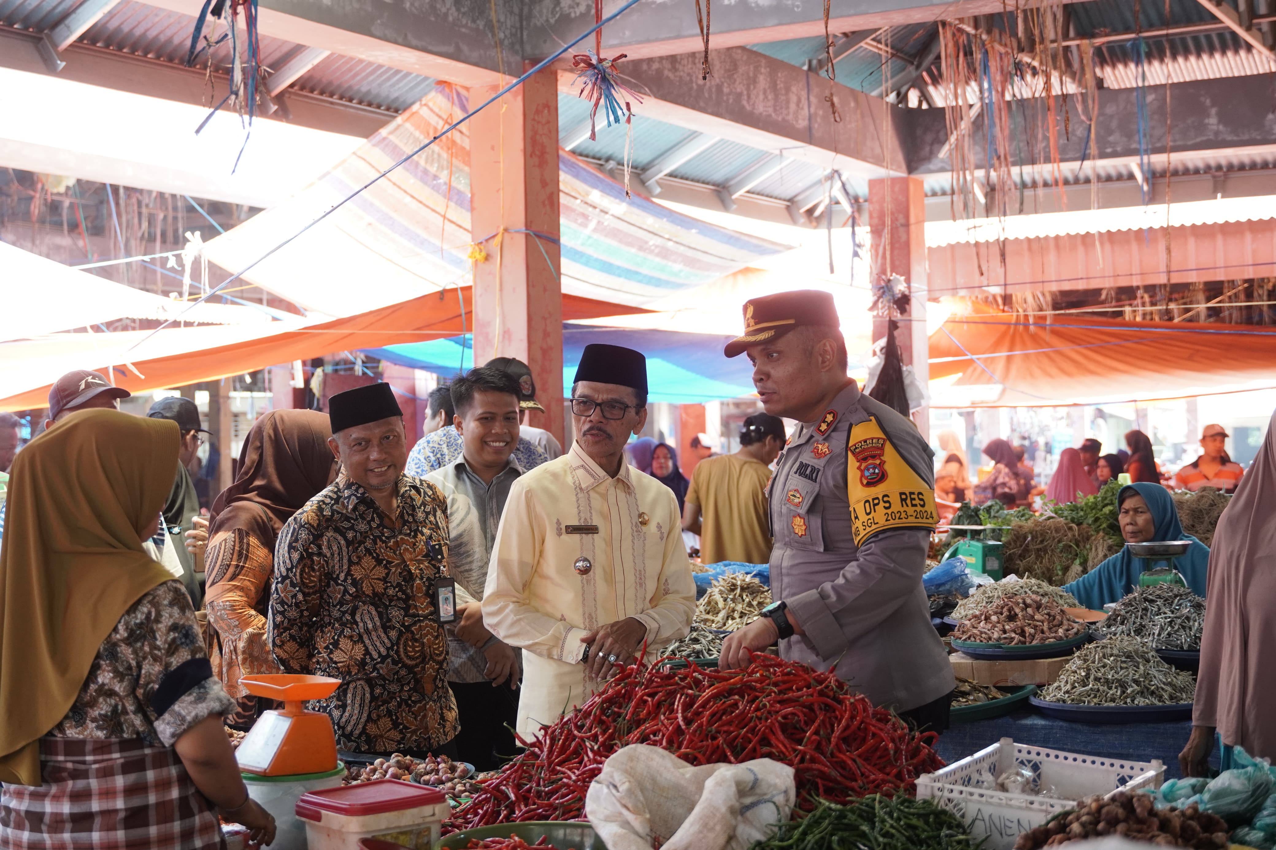 Limapuluh Kota AKBP. Ricardo Conrat Yusuf, Kepala BPS Limapuluh Kota Yudi Yos Elvin dan unsur Forkopimda Kabupaten Limapuluh Kota melaksanakan pemantauan harga kebutuhan pokok di Pasar Tradisional Taram, Kamis (07/03/2024).